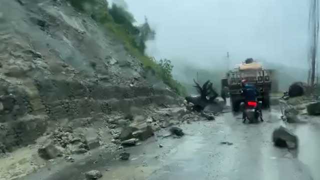 পাহাড় ধসে পশ্চিমবঙ্গ-সিকিম সড়ক বন্ধ