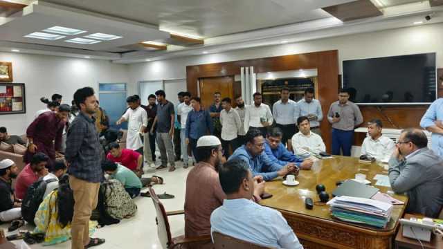 জুলাই স্মৃতি উদযাপনে মেলার অনুমতি চেয়ে ডিসির কক্ষে অবস্থান