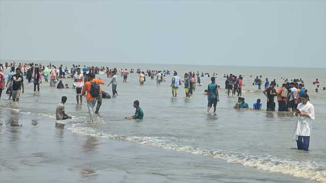 পর্যটকে মুখর সাগরকন্যা কুয়াকাটা 