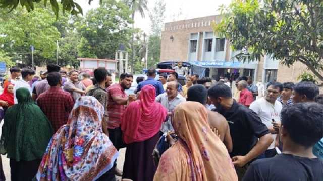 নারীকে নির্যাতনের পর চুল কর্তন: আসামি ছিনিয়ে নিতে থানা ঘেরাও