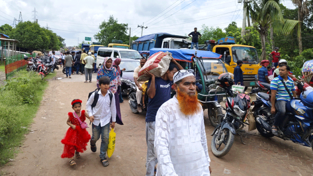 টোল আদায় বন্ধে মহাসড়ক অবরোধ, ভোগান্তি