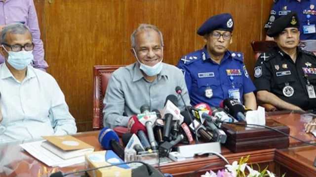 ‘এটা জাস্ট একটা ভুল’, উপদেষ্টা আসিফের ম্যাগাজিন ইস্যুতে স্বরাষ্ট্র উপদেষ্টা