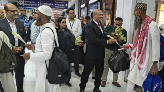 প্রথম ফিরতি ফ্লাইটে দেশে ফিরলেন ৩৬৯ জন হজযাত্রী