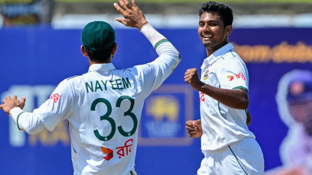 সকালে লঙ্কান শিবিরে জোড়া ধাক্কা 