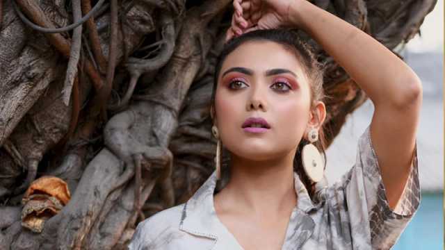 সোহমের বিপরীতে এক সিনেমায় সাত চরিত্রে ইধিকা