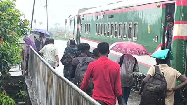 নেই যাত্রী ছাউনি, বৃষ্টিতে ভিজে ট্রেনে ওঠানামা