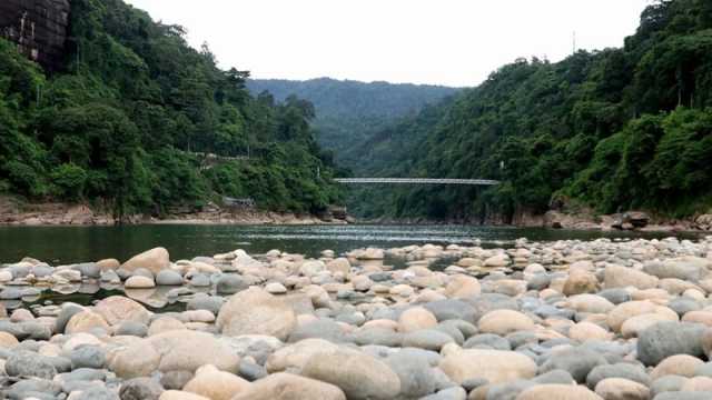 জাফলংয়ে এবার পর্যটকদের ওপর চোরাকারবারিদের হামলা