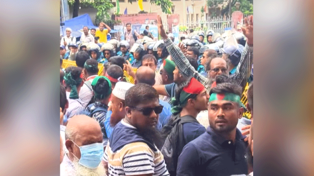 চাকরিচ্যুত বিডিআর সদস্যদের যমুনা অভিমুখে পদযাত্রায় পুলিশের বাধা