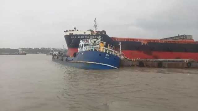 পশুর নদীতে অর্ধনিমজ্জিত ফ্লাইঅ্যাশ বোঝাই কার্গো জাহাজ
