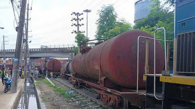 চট্টগ্রামে তেলবাহী ট্রেনের ৪ ওয়াগন লাইনচ্যুত