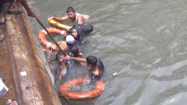 লঞ্চে উঠতে গিয়ে বুড়িগঙ্গা নদীতে পড়ে গেলেন ৫ যাত্রী