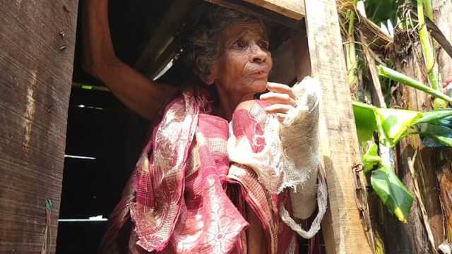 দিনে মুরগির খোপে, রাতে ঘরে
