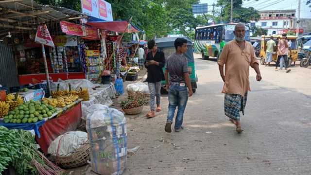 মহাসড়কের পাশে হাট-বাজার, বাড়ছে দুর্ঘটনা ঝুঁকি
