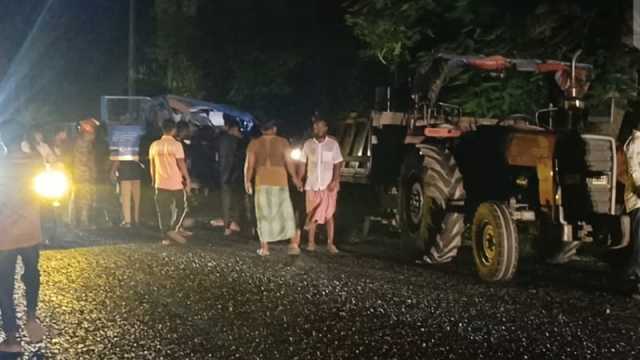 দাঁড়িয়ে থাকা ট্রলির পেছনে পিকআপের ধাক্কা, নিহত ১
