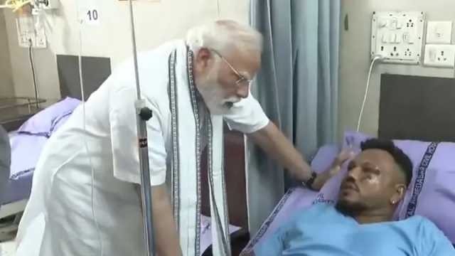 আহমেদাবাদে দুর্ঘটনাস্থলে নরেন্দ্র মোদী, আহতদের দেখতে গেলেন হাসপাতালে 