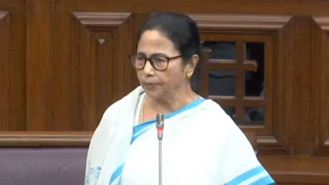 বাংলায় কথা বললেই বাংলাদেশে পাঠিয়ে দিচ্ছে বিএসএফ