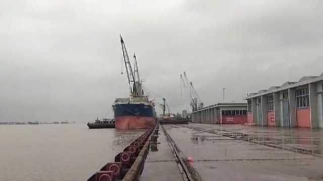 দুর্যোগপূর্ণ আবহাওয়া, মোংলা বন্দরে চাল ও সার খালাস বন্ধ
