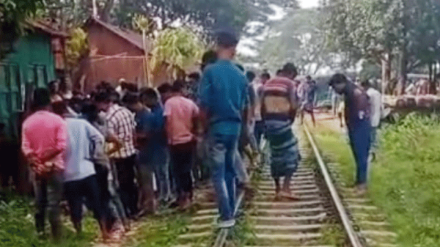 রেললাইনের ওপর দাঁড়িয়ে মোবাইলে কথা বলছিলেন যুবক, ট্রেনে কাটা পড়ে গেল প্রাণ