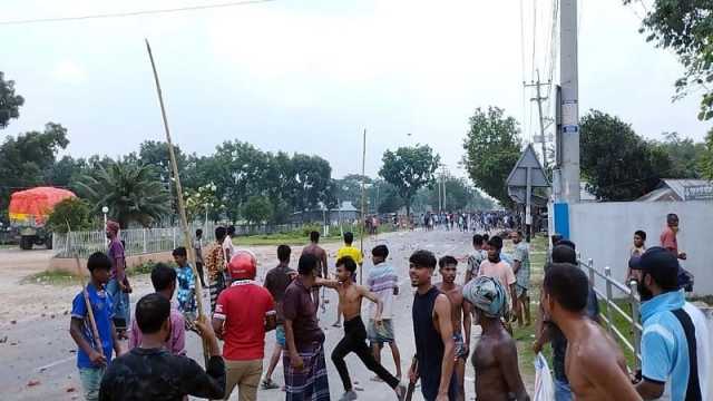 নান্দাইলে বাস-ইজিবাইক স্ট্যান্ড দখল নিয়ে দু’পক্ষের সংঘর্ষ, আহত ৬