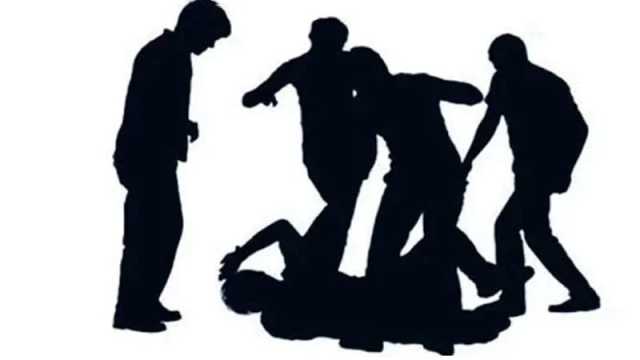 মানববন্ধনে যাওয়া দোকান কর্মচারীকে পিটুনি