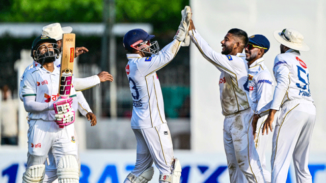 প্রথমদিন লঙ্কানদের হাতে তুলে দিল বাংলাদেশ 