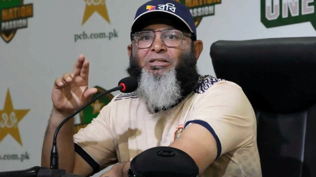 টেস্টের মাঝে দল ছাড়লেন স্পিন কোচ মুশতাক 
