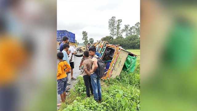 নওগাঁয় পিকআপ-ভটভটি সংঘর্ষে নিহত ১