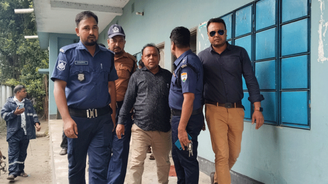 রেললাইন কেটে চুরির চেষ্টার অভিযোগ, গ্রেপ্তার কর্মকর্তা