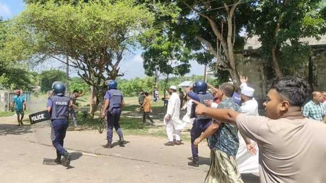 গোপালগঞ্জে সুদের টাকা নিয়ে বিরোধের জেরে সংঘর্ষ, পুলিশসহ আহত ২৫