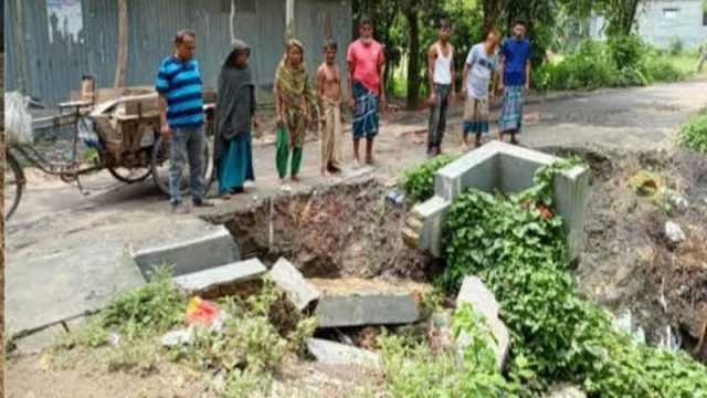সারিয়াকান্দিতে বাঙালি নদী তীরের ব্লক ও সড়কে ধ্বস 