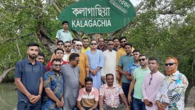 নিষেধাজ্ঞার মধ্যে বহর নিয়ে সাবেক যুবদল নেতার সুন্দরবন ভ্রমণ