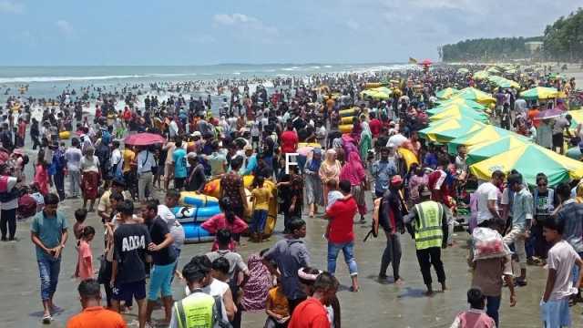 কক্সবাজারে পর্যটকের ঢল, অতিরিক্ত ভাড়া আদায়ের অভিযোগ 