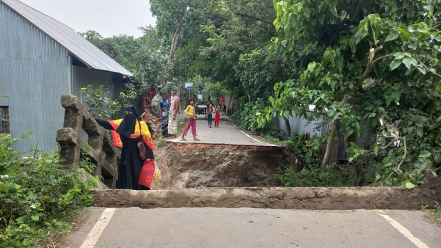 সালথায় ভারি বৃষ্টিতে ব্রিজ ধস, দুর্ভোগ চরমে