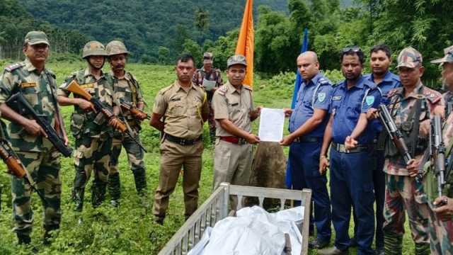সিলেট সীমান্তের ওপারে ঝুলে থাকা বাংলাদেশির লাশ ২৫ ঘণ্টা পর হস্তান্তর