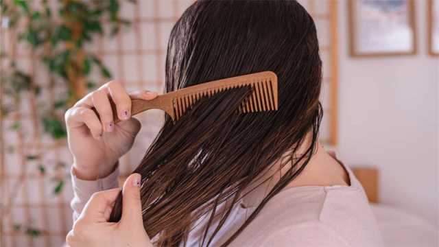 প্রাকৃতিক উপায়ে চুল সোজা করার উপায়