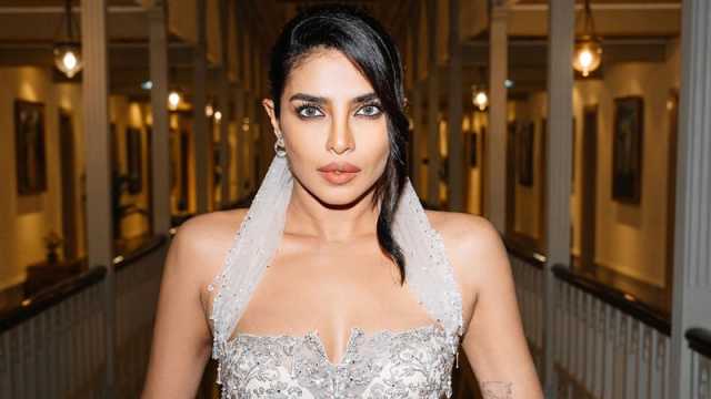 প্রিয়জনকে হারিয়ে শোকে কাতর প্রিয়াঙ্কা