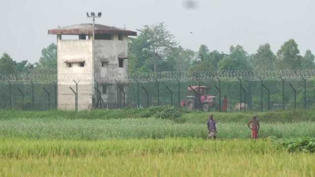 তেঁতুলিয়া সীমান্তে পুশইনের সময় ভারতীয় নাগরিকসহ আটক ৩