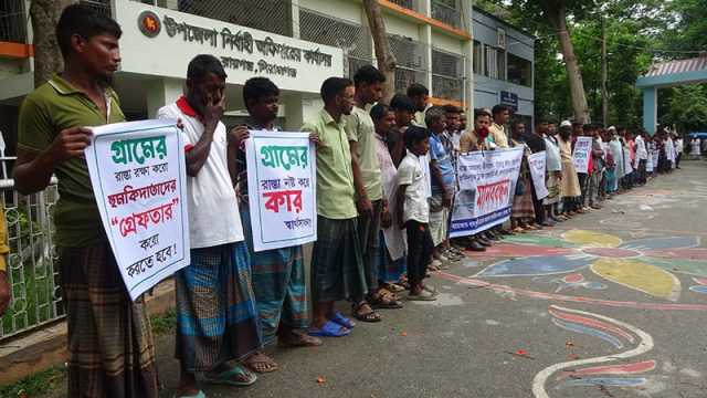 আবাদি জমিতে পুকুর খনন, রাস্তা রক্ষায় রায়গঞ্জে মানববন্ধন 