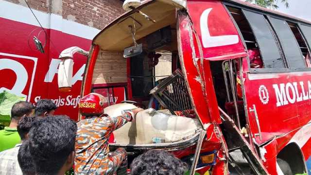 ফুলবাড়ীতে বাস-কাভার্ড‌ভ্যানের মুখোমুখি সংঘর্ষ