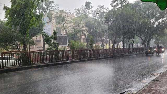 রাজধানীতে সকাল থেকে থেমে-থেমে বৃষ্টি