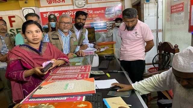 রাজশাহীতে ঢাকাগামী টিকিটে বাড়তি ভাড়া আদায়, ৩ কাউন্টারকে জরিমানা