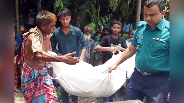 অটোরিকশার ধাক্কায় পড়ে যান মোটরসাইকেলচালক, কাভার্ডভ্যানের চাকায় পিষ্ট