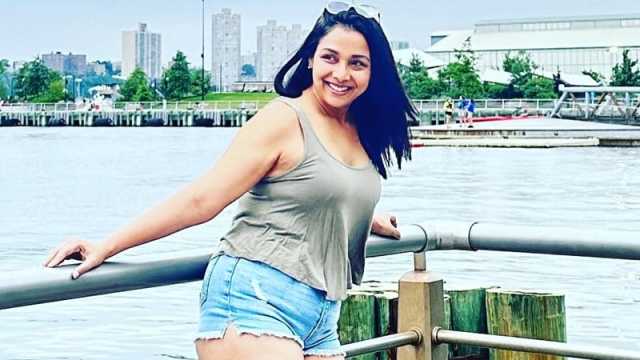 হাডসন নদীর তীরে অভিনেত্রী রুনা খান