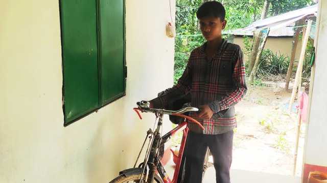 ২৫০ টাকা আয়ে চারজনের সংসার চালায় কিশোর তোফাজ্জল 
