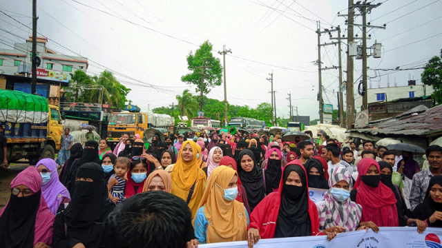 রোহিঙ্গা ক্যাম্পের ১২০০ শিক্ষক চাকরিচ্যুত, উখিয়া–টেকনাফে বিক্ষোভ