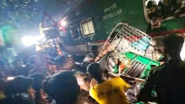 সিগন্যাল অমান্য করে সেতুতে উঠে অটোরিকশা-মোটরসাইকেলে ধাক্কা ট্রেনের, নিহত ৩