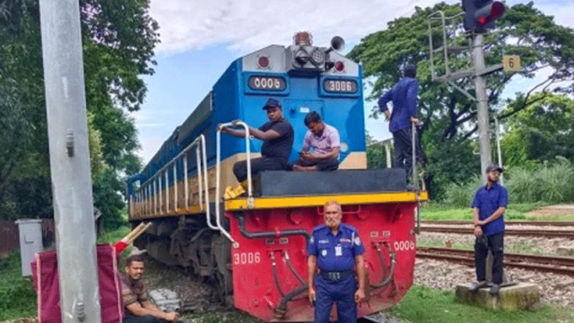সীতাকুণ্ডে মালবাহী ট্রেনের ইঞ্জিন লাইনচ্যুত
