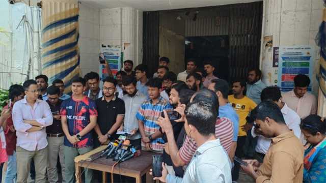 পাঁচ দাবি আদায়ে ২৪ ঘণ্টার আল্টিমেটামে ঢামেক শিক্ষার্থীরা, হল ছাড়েননি কেউ