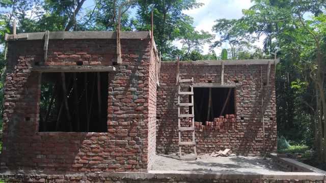 বৃষ্টিতে গলে পড়ছে ভবনের ইট