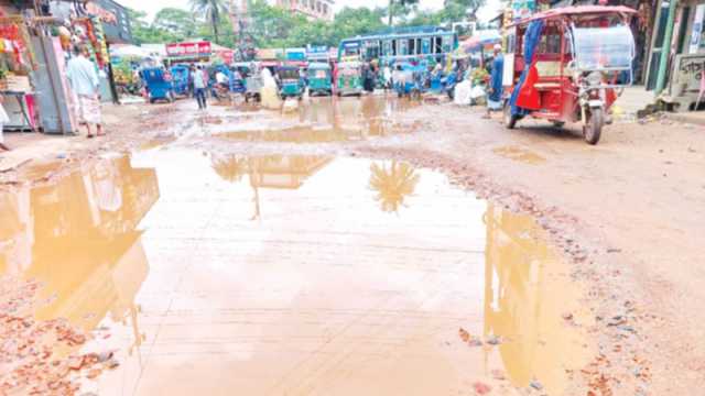 নোয়াখালী পৌরসভার ১৯৬ কিলোমিটার সড়ক বেহাল